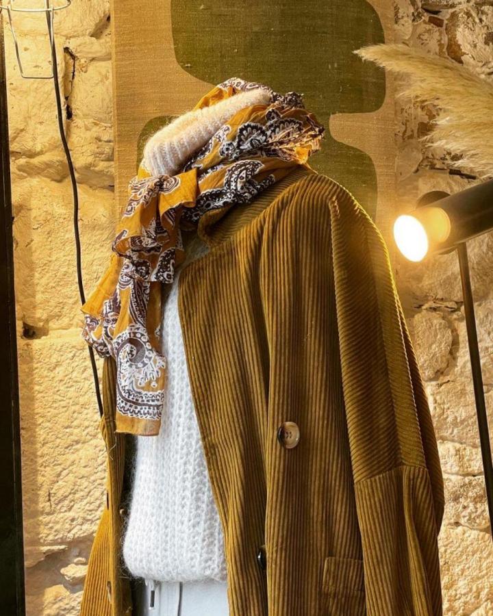 Située à Saint-Pol-de-Léon, la boutique L'IMPRIMERIE vend des vêtements de marque pour femme.